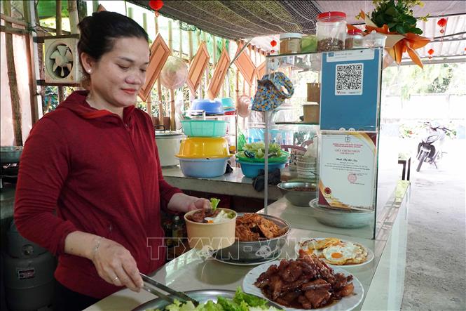 Một gian hàng kinh doanh gần trường trung học phổ thông chuyên Lý Tự Trọng chuyển sang dùng hộp giấy khi được truyền cảm hứng từ phong trào xanh hóa của các học sinh. Ảnh: Trung Kiên - TTXVN