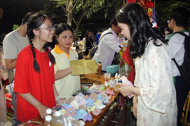 Gian hàng của câu lạc bộ Zero Waste giới thiệu các sản phẩm thân thiện môi trường trong dịp hội chợ Xuân vừa qua. Ảnh: Trung Kiên - TTXVN