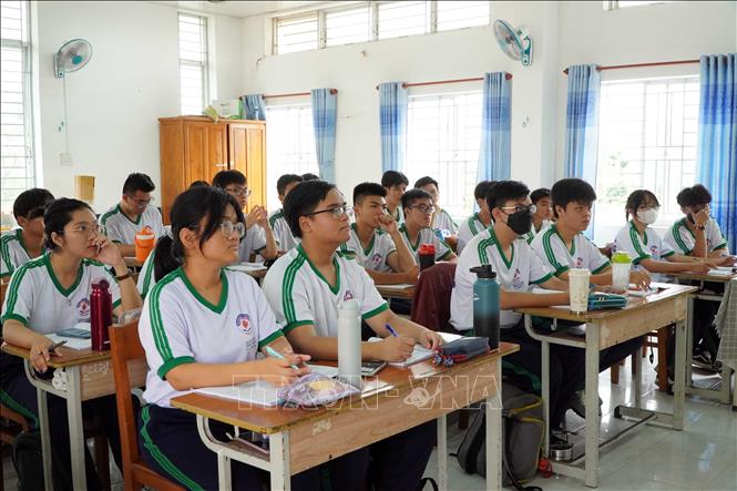 Một lớp học tại trường trung học phổ thông chuyên Lý Tự Trọng có hơn một nửa số học sinh thường xuyên sử dụng bình nước cá nhân. Ảnh: Trung Kiên - TTXVN