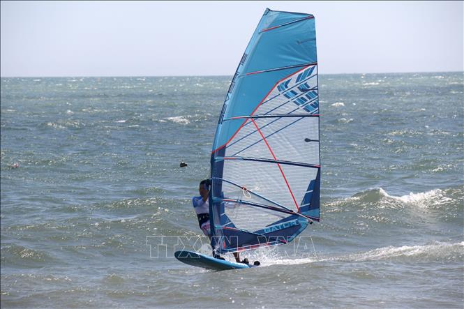 A surfer participates in the tournament. VNA Photo: Nguyễn Thanh