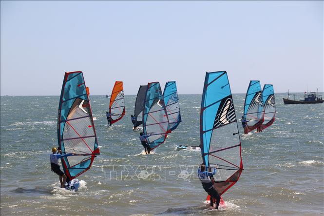 Surfers participate in the tournament in Phan Thiet City. VNA Photo: Nguyễn Thanh
