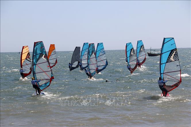 Surfers participate in the tournament. VNA Photo: Nguyễn Thanh