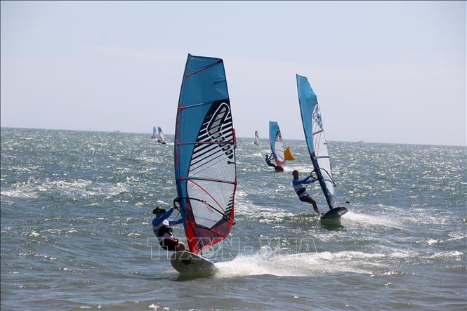 Surfers participate in the tournament. VNA Photo: Nguyễn Thanh