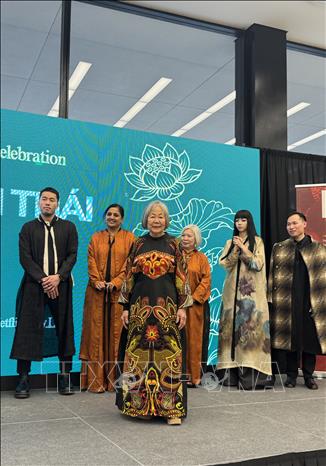 Fashion designer Thai Nguyen shares his ao dai designs which display his inclusive approach - that Ao dai is for everyone, irrespective of gender, body type, or skin tone. VNA Photo: Kiều Trang