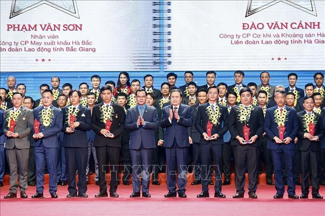 Chairman of the National Assembly Tran Thanh Man honours 95 outstanding workers. VNA Photo