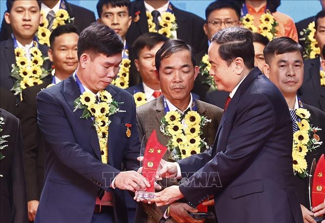 Chairman of the National Assembly Tran Thanh Man honours 95 outstanding workers. VNA Photo