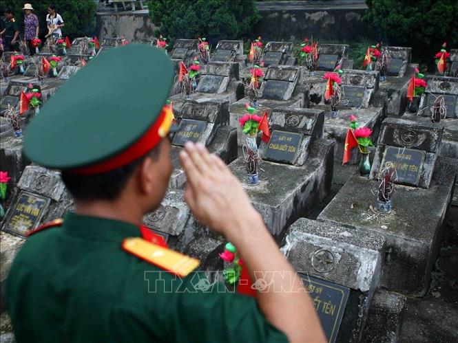 Tháng 7 tri ân, những cựu binh năm xưa cùng về Nghĩa trang liệt sỹ quốc gia Vị Xuyên (Hà Giang) để thắp nén hương thơm tưởng nhớ những đồng đội đã ngã xuống. Ảnh: Thanh Tùng-TTXVN