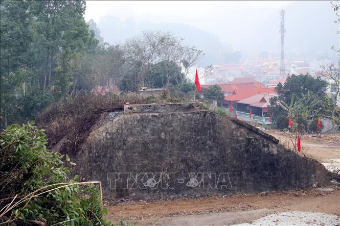 Một góc tường bao còn lại của pháo đài Đồng Đăng sau cuộc chiến đấu bảo vệ biên giới phía Bắc tháng 2/1979. Ảnh: Văn Đạt - TTXVN