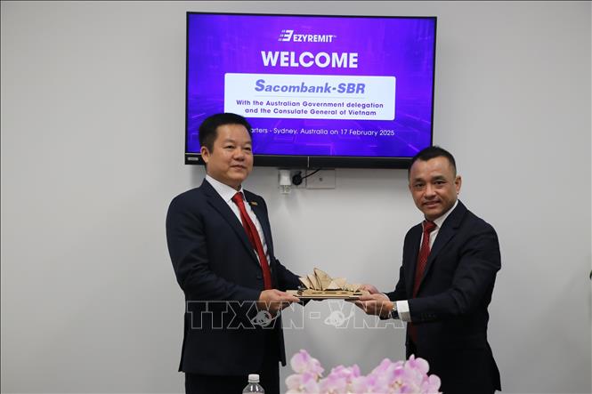 Ông Trần Minh Khoa, Chủ tịch kiêm Tổng Giám đốc Công ty Sacombank-SBR, tặng quà lưu niệm cho ông Allan Nguyen, đồng sáng lập Công ty EzyRemit. Ảnh: Văn Linh - PV TTXVN tại Australia