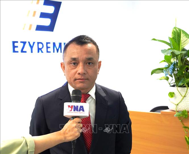 Ông Allan Nguyen, đồng sáng lập Công ty EzyRemit, trả lời phỏng vấn PV TTXVN tại Australia. Ảnh: Văn Linh - PV TTXVN tại Australia