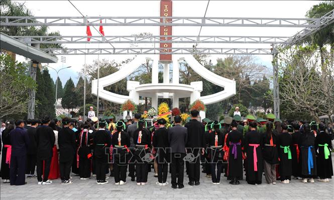 Đông đảo nhân dân đến dâng hoa, dâng hương tưởng nhớ các Anh hùng liệt sĩ tại Nghĩa trang Liệt sĩ quốc gia Vị Xuyên. Ảnh: Minh Tâm - TTXVN