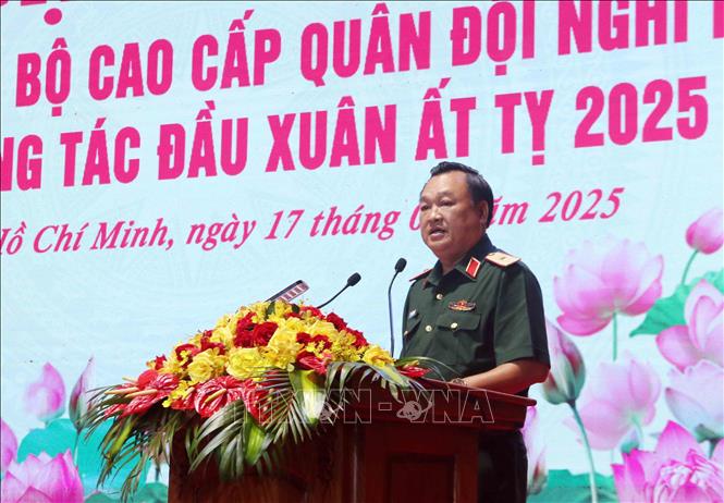 Thiếu tướng Trần Vinh Ngọc, Phó Tư lệnh Quân khu 7, phát biểu tại buổi gặp mặt. Ảnh: Xuân Khu-TTXVN