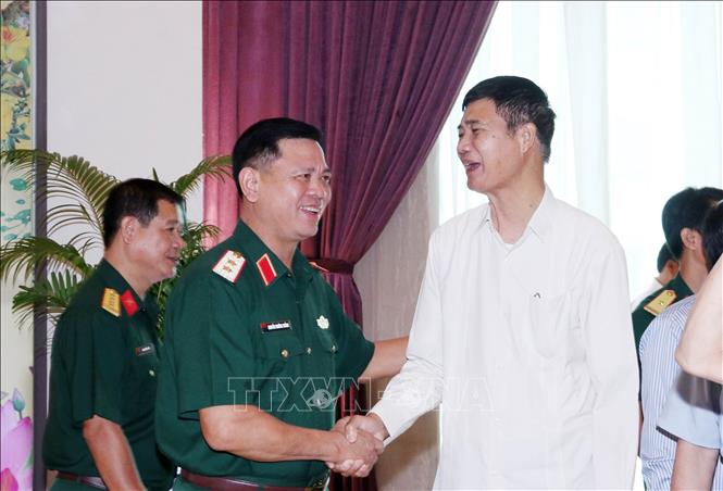 Trung tướng Nguyễn Trường Thắng (trái), Tư lệnh Quân khu 7, thăm hỏi sức khỏe các tướng lĩnh, cán bộ quân đội nghỉ hưu, nghỉ công tác trên địa bàn Quân khu. Ảnh: Xuân Khu-TTXVN