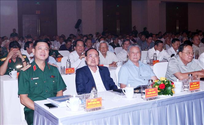 Trung tướng Nguyễn Trường Thắng (ngoài cùng bên trái), Tư lệnh Quân khu 7 và Thượng tướng Trần Đơn (thứ 2 từ trái sang), nguyên Thứ trưởng Bộ Quốc phòng dự buổi gặp mặt. Ảnh: Xuân Khu-TTXVN