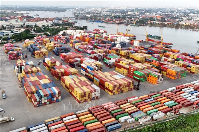 Loading cargo at the Southern Waterborne Transport Corporation (Sowatco) Long Binh port in Thu Duc city, Ho Chi Minh City. VNA Photo: Hồng Đạt