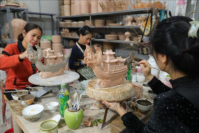 Exquisite ceramic products are created by skillful artisans in Bat Trang. VNA Photo