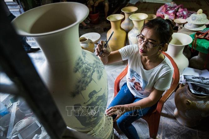 Creating patterns on a ceramic product. VNA Photo