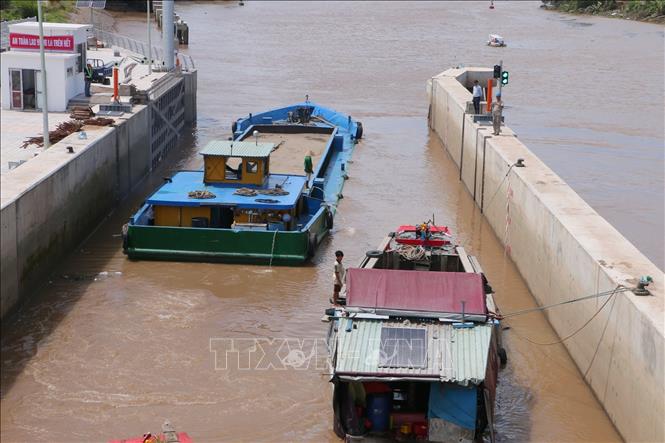 Âu thuyền của cống âu thuyền Rạch Mọp vận hành giúp tàu thuyền lưu thông. Ảnh: Tuấn Phi-TTXVN 