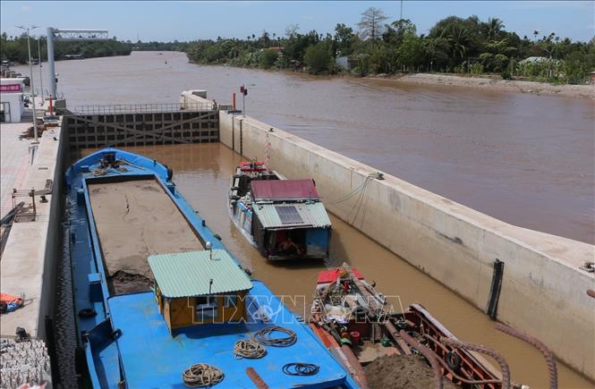Âu thuyền của cống âu thuyền Rạch Mọp có chiều rộng 15 mét nhằm giúp tàu thuyền lưu thông khi các cửa cống vận hành ngăn mặn xâm nhập. Ảnh: Tuấn Phi-TTXVN 