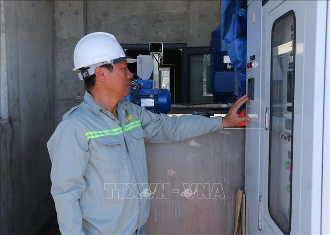 Nhân viên vận hàng cống âu thuyền Rạch Mọp ngăn mặn, trữ ngọt. Ảnh: Tuấn Phi-TTXVN