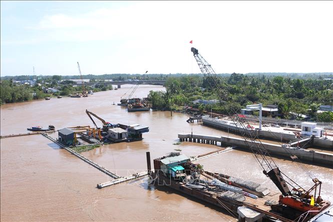Cống âu thuyến Rạch Mọp đã thực hiện đạt trên 93% khối lượng, dự kiến bàn giao đưa vào sử dụng trước 30/4/2025. Ảnh: Tuấn Phi-TTXVN 