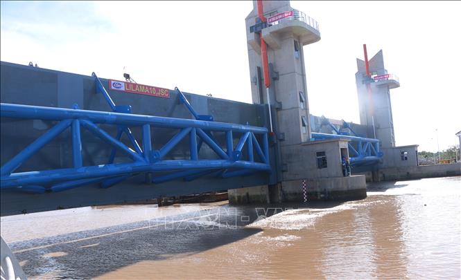 Cống âu thuyền Rạch Mọp có chiều rộng thông nước 85m, 2 khoang cống (mỗi khoang 35m). Ảnh: Tuấn Phi-TTXVN