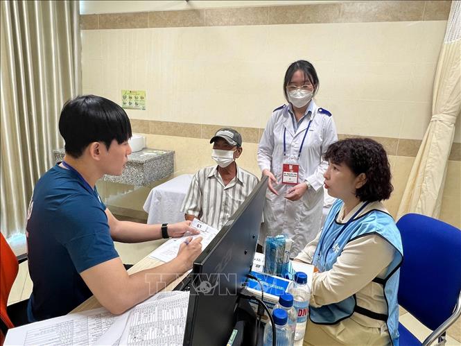 Người dân được đoàn bác sĩ Hàn Quốc thăm khám, tư vấn chi tiết. Ảnh: Ánh Tuyết - TTXVN