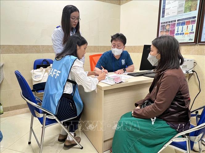 Người dân được đoàn bác sĩ Hàn Quốc thăm khám, tư vấn chi tiết. Ảnh: Ánh Tuyết - TTXVN