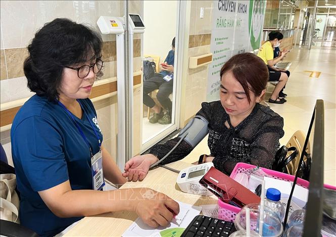 Khu vực đo huyết áp và tư vấn miễn phí cho người dân. Ảnh: Ánh Tuyết - TTXVN