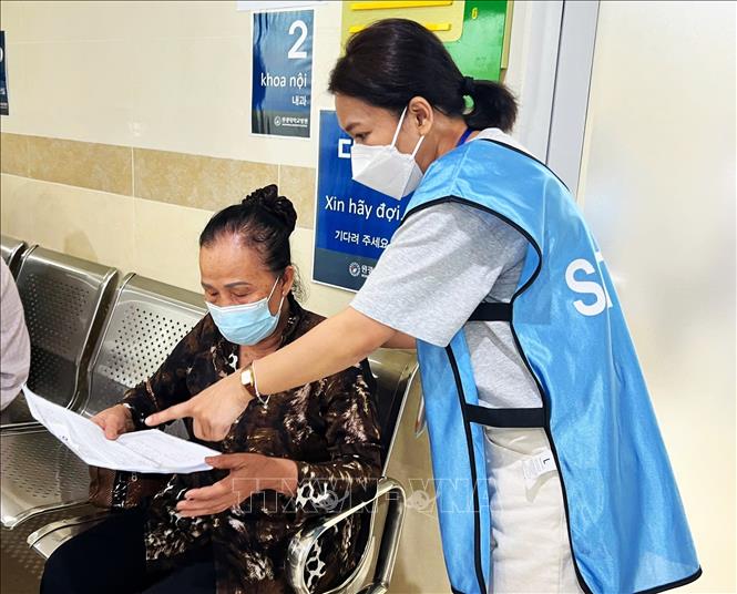 Đoàn chuyên gia Hàn Quốc tư vấn nhiệt tình cho người dân. Ảnh: Ánh Tuyết - TTXVN