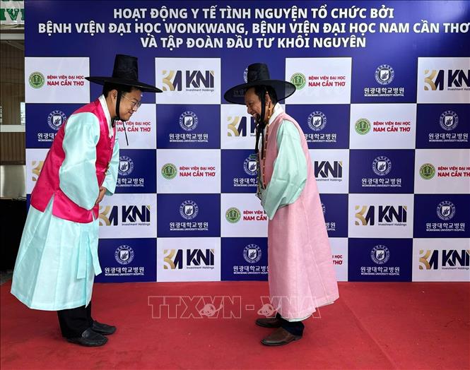 Trải nghiệm mặc trang phục truyền thống Hàn Quốc tại chương trình. Ảnh: Ánh Tuyết - TTXVN