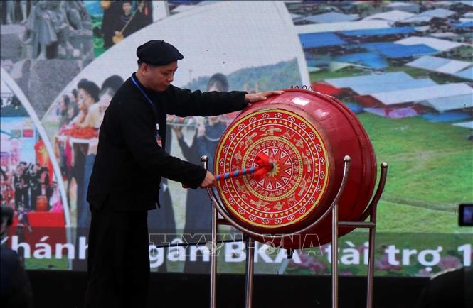 Chủ tịch UBND huyện Bạch Thông, Trưởng Ban tổ chức Lễ hội Lồng tồng Phủ Thông năm 2025 Hà Kim Oanh đánh trống khai hội. Ảnh: Nguyễn Công Hải – TTXVN