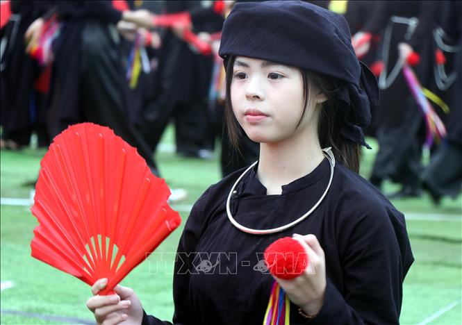 Nhạc cụ chính của múa Chầu là chiếc quạt, đàn tính và sóc nhạc. Ảnh: Nguyễn Công Hải – TTXVN