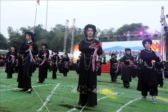 Trình diễn múa Chầu. Ảnh: Nguyễn Công Hải – TTXVN