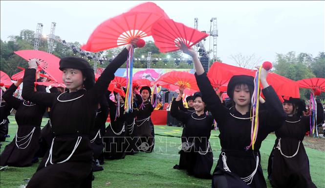 Trang phục biểu diễn múa Chầu là bộ trang phục truyền thống của nữ dân tộc Tày có màu chàm, được làm bằng vải dệt từ sợi bông. Ảnh: Nguyễn Công Hải – TTXVN