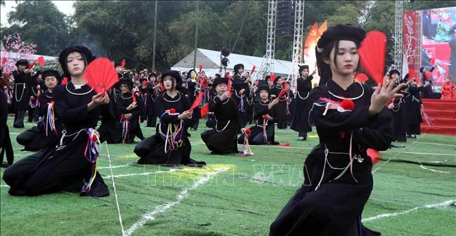 Các động tác múa mô phỏng các động tác nghi thức nghi lễ cầu, khấn, ban phát lộc… Ảnh: Nguyễn Công Hải – TTXVN