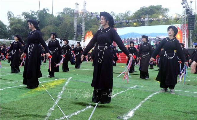 Múa Chầu là nơi hội tụ những giá trị văn hoá độc đáo, đặc sắc trong kho tàng di sản văn hoá truyền thống của người Tày. Ảnh: Nguyễn Công Hải – TTXVN