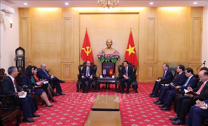 Đồng chí Nguyễn Xuân Thắng tiếp ông Rogelio Polanco Fuentes, Đại sứ Đặc mệnh toàn quyền nước Cộng hòa Cuba tại Việt Nam. Ảnh: Văn Điệp – TTXVN