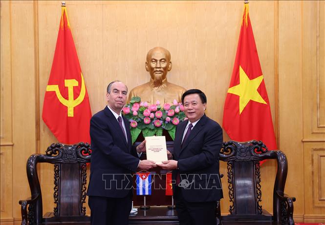 Đồng chí Nguyễn Xuân Thắng tặng cuốn sách của cố Tổng Bí thư Nguyễn Phú Trọng cho ông Rogelio Polanco Fuentes, Đại sứ Đặc mệnh toàn quyền nước Cộng hòa Cuba tại Việt Nam. Ảnh: Văn Điệp – TTXVN