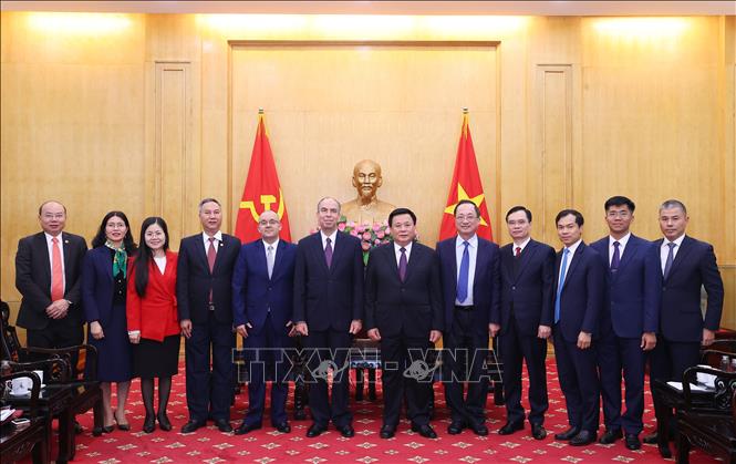 Đồng chí Nguyễn Xuân Thắng và ông Rogelio Polanco Fuentes, Đại sứ Đặc mệnh toàn quyền nước Cộng hòa Cuba tại Việt Nam với các đại biểu. Ảnh: Văn Điệp – TTXVN