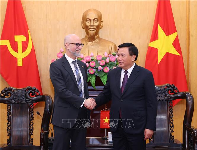Đồng chí Nguyễn Xuân Thắng tiếp ông Shawn Steil, Đại sứ đặc mệnh toàn quyền Canada tại Việt Nam. Ảnh: Văn Điệp – TTXVN