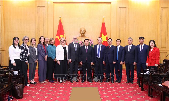 Đồng chí Nguyễn Xuân Thắng và ông Shawn Steil, Đại sứ đặc mệnh toàn quyền Canada tại Việt Nam với các đại biểu. Ảnh: Văn Điệp – TTXVN