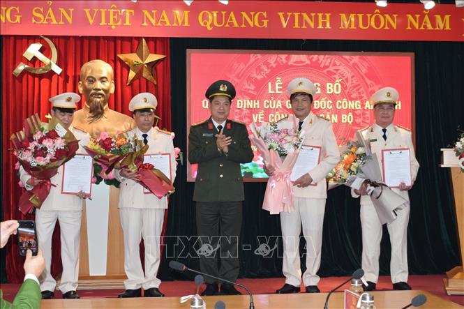 Đại tá Nguyễn Thanh Trường, Giám đốc Công an tỉnh Hưng Yên trao quyết định cho các cán bộ xin nghỉ hưu trước hạn tuổi. Ảnh: TTXVN phát