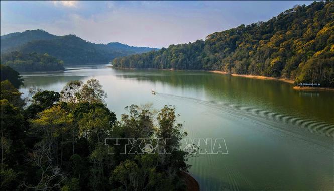 Vẻ đẹp hồ Pá Khoang. Ảnh: Xuân Tư – TTXVN