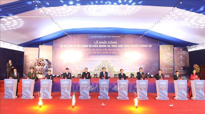 Các đại biểu bấm nút phát lệnh khởi công dự án. Ảnh: Đức Phương - TTXVN