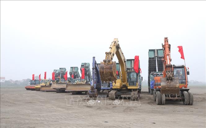 Nhà đầu tư huy động máy móc, nhân lực để sớm hoàn thành dự án. Ảnh: Đức Phương - TTXVN