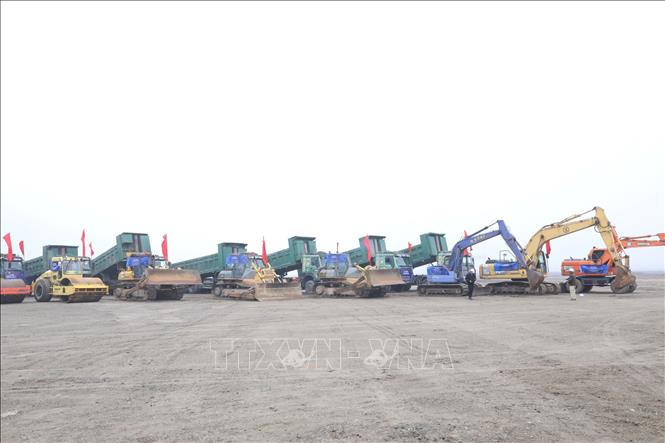 Nhà đầu tư huy động máy móc, nhân lực để sớm hoàn thành dự án. Ảnh: Đức Phương - TTXVN