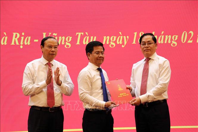 Trao quyết định điều động, phân công ông Bùi Chí Thành, Chủ tịch Ủy ban MTTQ Việt Nam tỉnh, giữ chức vụ Trưởng Ban Tuyên giáo và Dân vận Tỉnh ủy. Ảnh: Đoàn Mạnh Dương-TTXVN