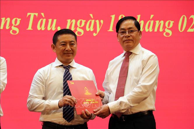 Trao quyết định điều động, chỉ định ông Huỳnh Sơn Tuấn, Phó Ban Nội chính Tỉnh ủy, giữ chức vụ Bí thư Thị ủy Phú Mỹ. Ảnh: Đoàn Mạnh Dương-TTXVN