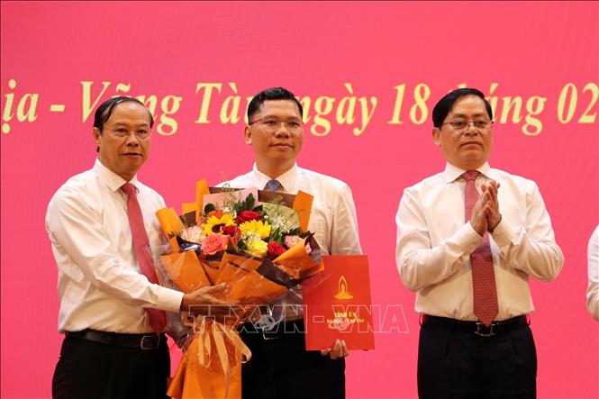 Trao quyết định điều động, chỉ định ông Hoàng Nguyên Dinh, Bí thư Huyện ủy Châu Đức giữ chức vụ Bí thư Thành ủy Vũng Tàu. Ảnh: Đoàn Mạnh Dương-TTXVN